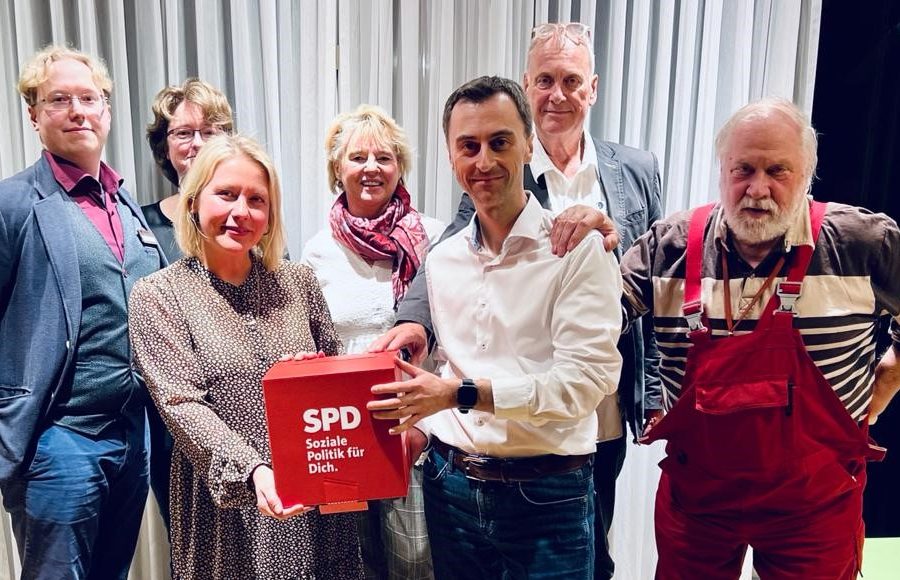 Bis auf Lothar Barop konnten alle Vorstandsmitglieder die Wahl persönlich annehmen. Von links nach rechts: Laurin Schwarz, Stefanie Klintworth, Claudia Wittburg, Alexandra Petersen, Murat Sayinc, Christian Freitag und Lothar Kassemek
